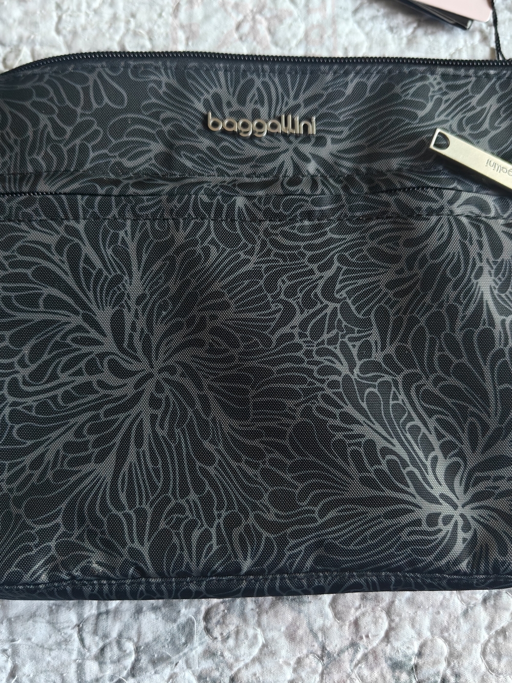 Baggallini Black Gray Floral Travel Pouch
Securtex Anti-Theft Memento Crossbody - Picture 3 of 11